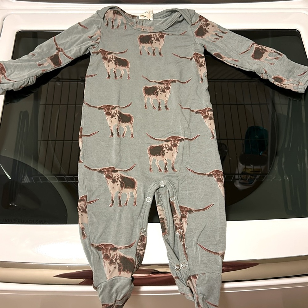 Snap crescent footie like new longhorn pattern. Super soft 95% modal fabric.